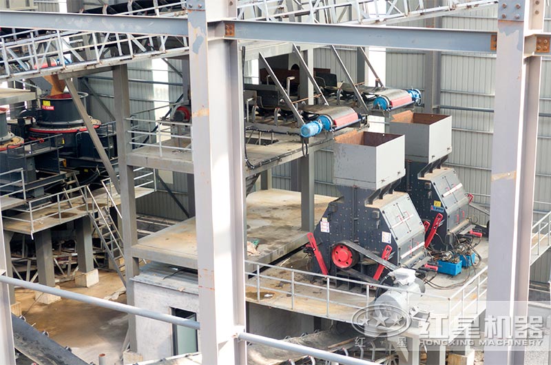 江蘇客戶大型砂石現(xiàn)場(chǎng)反擊式破碎機(jī) 江蘇客戶大型砂石現(xiàn)場(chǎng)反擊式破碎機(jī)