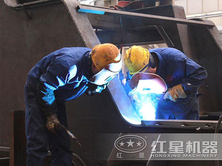 車間生產加工移動破碎機，每一臺設備都是匠心打造