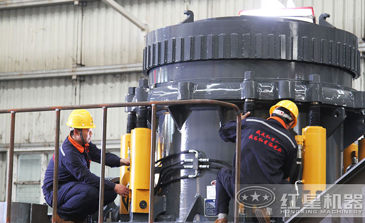 工作人員檢測圓錐破碎機，保障生產的設備都有高質量